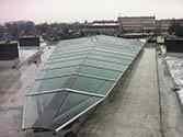 Dach szklany, zadaszenie patio w apartamentowcu wykonane ze stali i szkła. Szyby ze szkła bezpiecznego VSG zamontowane na konstrukcji nośnej ze stali ocynkowanej malowanej proszkowo.