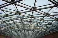 Dach szklany nad dziedzińcem budynku muzeum. Konstrukcja nośna stalowa oszklona zespolonym, bezpiecznym szkłem VSG.