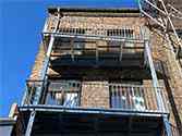 Balkony o konstrukcji z profili stalowych z balustradą stalową
