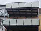 Balkon o konstrukcji z profili stalowych z balustradą szklaną