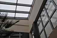 Dach szklany, zadaszenie szklane oranżerii  wewnątrz budynku biurowego. Szyby montowane na ocynkowanej i malowanej proszkowo konstrukcji nośnej wykonanej z rury kwadratowej. 
Belki konstrukcji dachowej zabezpieczone p-poż. przy pomocy powłoki ochronnej wykonanej farbą klasy EI180