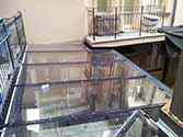 Dach szklany pokryty panelami ze szkła zespolonego bezpiecznego montowanych na konstrukcji stalowej