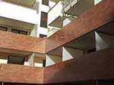 Balustrada balkonowa z płyt HPL (High Pressure Laminate). Przegrody balkonowe wykonane z matowego szkła wbudowanego w ramę stalową