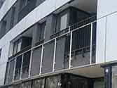 Rama nośna wykonana z profili aluminiowych, balustrady balkonowe stalowe