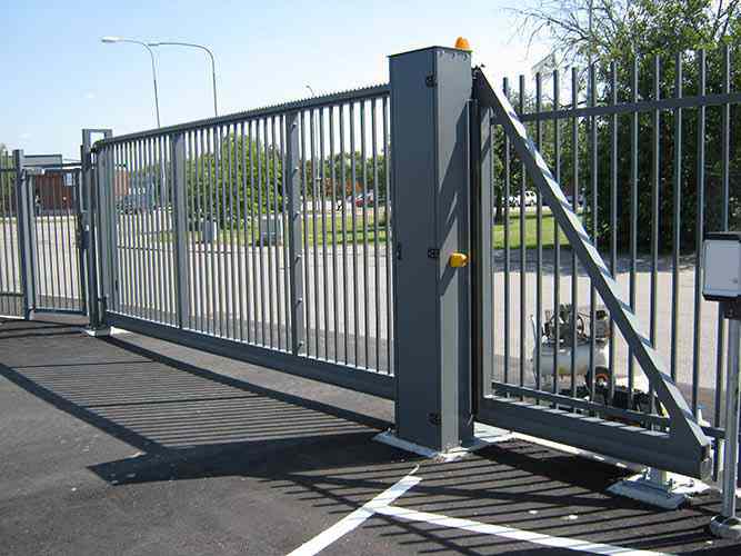 Brama przesuwna samonośna z wypełnieniem palisadowym. Wykonana z aluminium, malowana proszkowo.