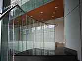 Balustrada całoszklana ze szkła bezpiecznego, hartowanego ESG z pochwytem ze stali nierdzewnej. Pochwyt mocowany do szkła za pomocą uchwytów punktowych