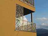 Balustrada stalowa z wypełnieniem panelami z blachy aluminiowej na balkonie