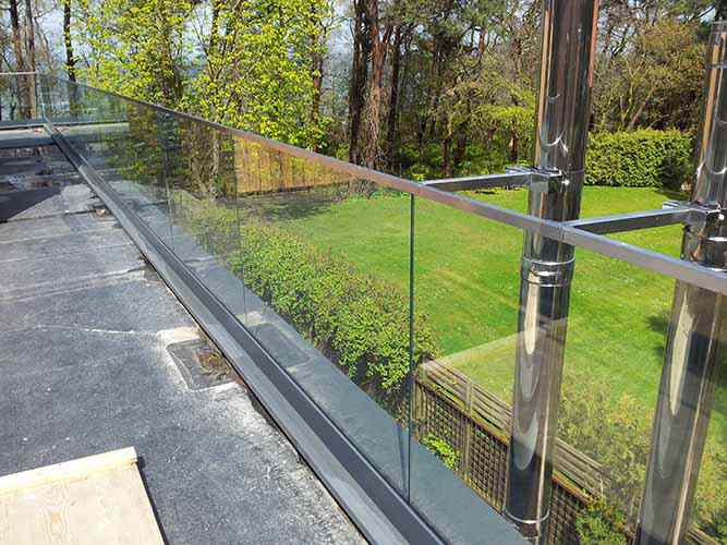 Balustrada całoszklana mocowana w profilu aluminiowym na tarasie