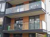 Balustrada balkonowa, balustrada stalowa z poręczą i słupkami z czarnej stali malowanej proszkowo.