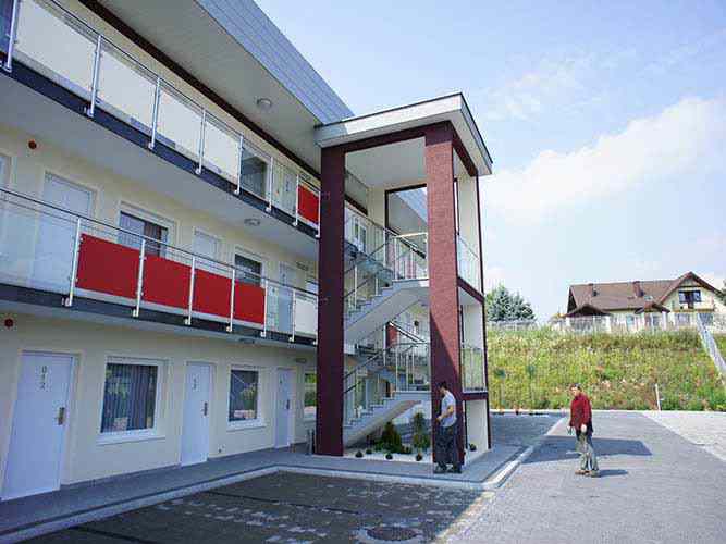 Elewacja hotelu. Balustrada balkonowa, balustrada stalowa nierdzewna. Wypełnienie ze szkła zespolonego przeżroczystego lub z folią PVC kolorową