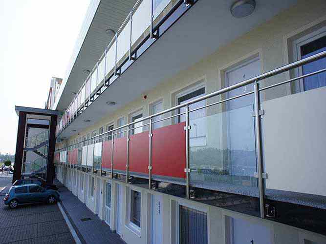 Balustrada balkonowa, balustrada stalowa nierdzewna z poręczą i słupkami z polerowanej rury ze stali nierdzewnej. Wypełnienie ze szkła zespolonego.