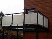 Balkon z balustradą stalową ze szkłem.
